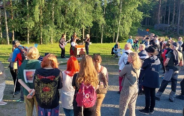 Yövaellus starttasi musiikiesityksen säestämänä