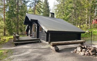 Ahdinkämppä - Ahdinkämppä on vuokramökki Hämeenlinnassa, Evon retkeilyalueella, Niemisjärven rannalla. Ahdinkämppä on erämökki tyylinen majoitus joka sopii etenkin kalastajille ja retkeilijöille.