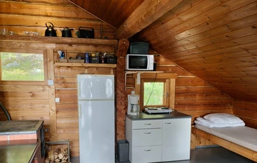 Ahdinkämppä - Ahdinkämppä on vuokramökki Hämeenlinnassa, Evon retkeilyalueella, Niemisjärven rannalla. Ahdinkämppä on erämökki tyylinen majoitus joka sopii etenkin kalastajille ja retkeilijöille.