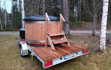 Kolilla oy paljukärry - Henkilöauton peräkärry jossa 6 hengen paljukärry. Mukana 10 m vesiletku, mela, ja muut tarvikkeet paljun lämmitykseen ja loppu puhdistukseen. Vesi ja lämmitys puut eivät sisälly hintaan. Vuokrattavissa erikseen uppopumppu veden nostoon järvestä. 