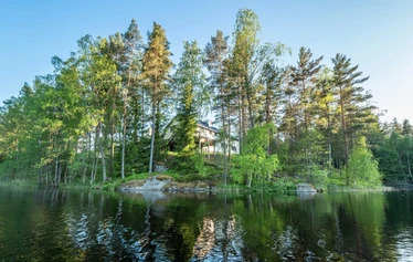 Polkuhotelli Kurjolammen rannalla