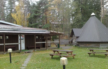 Polkuhotelli Kurjolammen rannalla