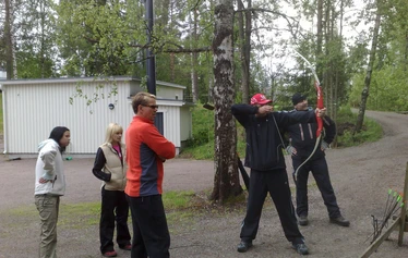 Polkuhotelli Kurjolammen rannalla