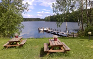 Polkuhotelli Kurjolammen rannalla