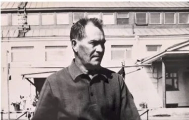 Mansikoita poimimassa vasemmalta Elsa-emäntä, isäntäpari Pentti ja Maija sekä oman kylän väkeä 1960-luvulla. 1960-luvulla.