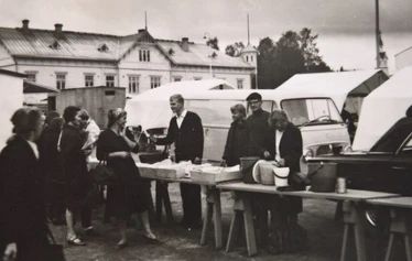 Mansikoita poimimassa vasemmalta Elsa-emäntä, isäntäpari Pentti ja Maija sekä oman kylän väkeä 1960-luvulla. 1960-luvulla.