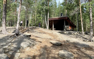 Vuori-Kalaja - Vuori-Kalajalla on kotalaavu. Lisäksi rannassa on avoin tulipaikka.