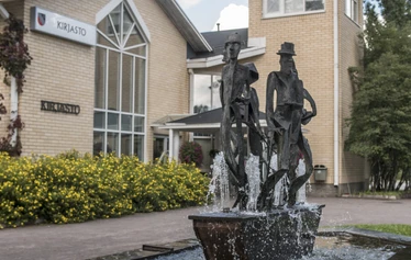 Kansanrunoilijat ja muusa - Suihkulähdeveistos on Irma Mattilan käsialaa. Kuva: Igor Väisänen