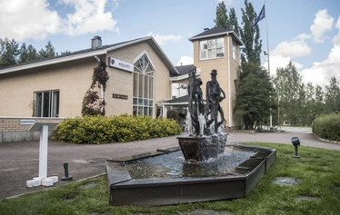 Rautalammin kirjasto - Rautalammin kirjaston edustalla on Kansanrunoilijat ja muusa -suihkulähdeveistos.