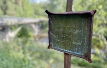 Konnekosken kirkkoveneturman muistoristi - Muistoristi sijaitsee Konnekosken sillan kupeessa kosken partaalla.