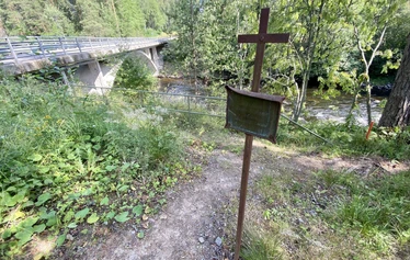 Konnekosken kirkkoveneturman muistoristi - Muistoristi sijaitsee Konnekosken sillan kupeessa kosken partaalla.