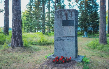 Rautalammin toisen ja kolmannen kirkon muistomerkki - Rautalammin seurakunta pystytti muistomerkin seurakunnan toisen ja kolmannen kirkon paikalle vuonna 1959.