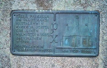 Rautalammin toisen ja kolmannen kirkon muistomerkki - Rautalammin seurakunta pystytti muistomerkin seurakunnan toisen ja kolmannen kirkon paikalle vuonna 1959.