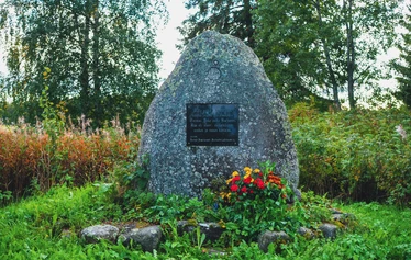 Korhosten kivi - Muistomerkin on pystyttänyt Wanhan Rautalammin Korhosten sukuseura.