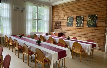 Vaajasalmen entinen koulu - Tila soveltuu 60-70 henkilön juhliin.