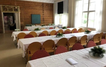Vaajasalmen entinen koulu - Tila soveltuu 60-70 henkilön juhliin.