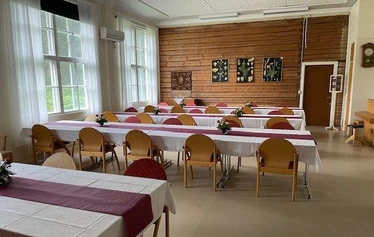 Vaajasalmen entinen koulu - Tila soveltuu 60-70 henkilön juhliin.