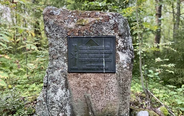 Rautalammin ensimmäisen kirkon muistokivi - Muistomerkki on pystytetty Talliniemeen vuonna 1961.