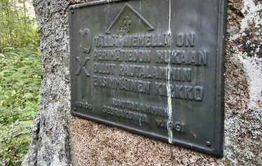 Rautalammin ensimmäisen kirkon muistokivi - Muistomerkki on pystytetty Talliniemeen vuonna 1961.