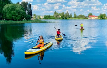 Riemula - Kesäkahvilassa pääsee nauttimaan kahvit myös ulkona rantamaisemissa.