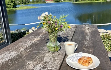 Riemula - Kesäkahvilassa pääsee nauttimaan kahvit myös ulkona rantamaisemissa.