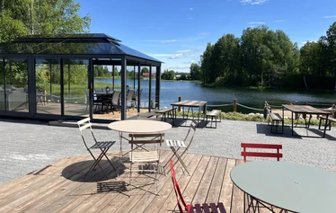 Riemula - Kesäkahvilassa pääsee nauttimaan kahvit myös ulkona rantamaisemissa.