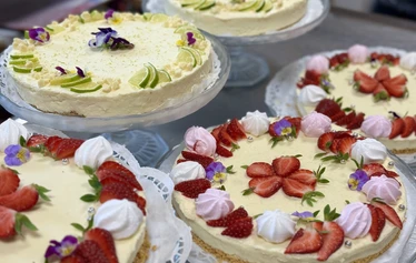 Keksipohjakakkuja - Valkosuklaa-lime ja valkosuklaa-mansikka