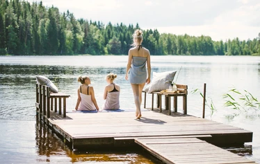 Riippukeinut - Majatalon pihalla useita