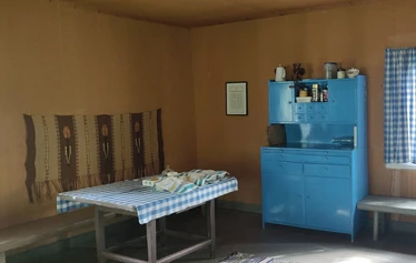 Rönölän vanhat huonekalut ja tavarat kertovat entisistä ajoista - Pirtin pöytä on nähnyt monet ruokailijat yli sadan vuoden aikana. Penkit seinän vierillä ovat kuin mittatilaustyötä ja lämmikkeenä olevat lampaan taljat ovat osa aitasta löytynyttä vällyä. Todellisia kestohyödykkeitä - kuten eripariset kahvion astiatkin! 