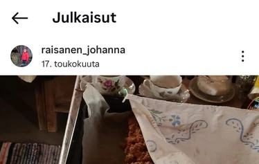 Rönölän vanhat huonekalut ja tavarat kertovat entisistä ajoista - Pirtin pöytä on nähnyt monet ruokailijat yli sadan vuoden aikana. Penkit seinän vierillä ovat kuin mittatilaustyötä ja lämmikkeenä olevat lampaan taljat ovat osa aitasta löytynyttä vällyä. Todellisia kestohyödykkeitä - kuten eripariset kahvion astiatkin! 