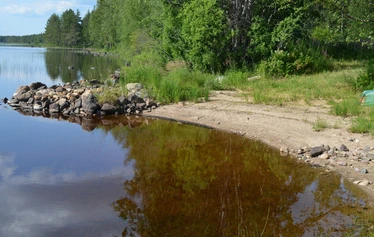 Das Hauptgebäude von Eskelänniemi. - Das Ferienhaus Eskelänniemi im Dorf Jyrkkä in Sonkajärvi, Nord-Savo, hat einen großen grasbewachsenen Hof.