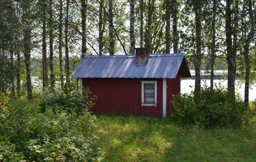 Eskelänniemen päärakennus. - Pohjois-Savossa, Sonkajärvellä, Jyrkän kylällä olevalla Eskelänniemen mökillä on iso nurmipiha.
