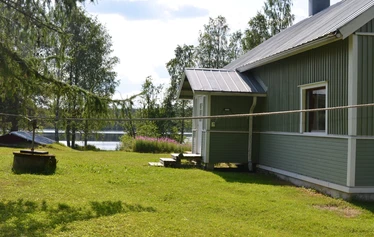 Eskelänniemen päärakennus. - Pohjois-Savossa, Sonkajärvellä, Jyrkän kylällä olevalla Eskelänniemen mökillä on iso nurmipiha.