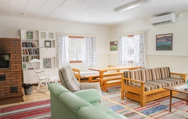 Das Hauptgebäude von Eskelänniemi. - Das Ferienhaus Eskelänniemi im Dorf Jyrkkä in Sonkajärvi, Nord-Savo, hat einen großen grasbewachsenen Hof.