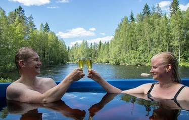 Paljua ja kuohuviiniä - Ympärillä upea luonto ja ihanat Nurmijoen Haapakosken maisemat, Pohjois-Savossa Sonkajärvellä.