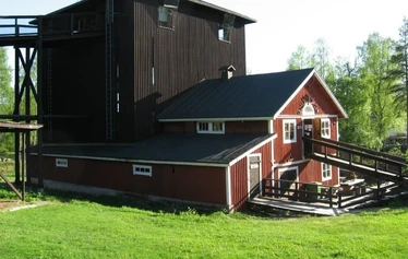Ruukin Tupa - Tummassa osassa rakennusta sijaitsee rautaruukin historiasta kertova museo sekä taidenäyttelytila.