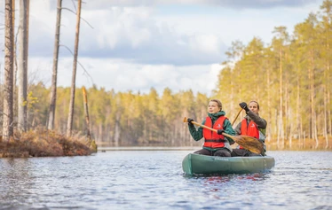 Haapakosken niskalla. - Upea auringon nousu ja ensimmäinen Nurmijoen koski edessä. Kajakit, kanootit ja sup-laudat voitte vuokrata Ruukin Tuvalta, Pohjois-Savon Sonkajärveltä, Jyrkän kylältä. 