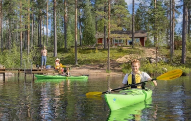 Kajakit ja Malmi mökin ranta. - Kajakit, kanootit ja sup-laudat voitte vuokrata Ruukin Tuvalta, Pohjois-Savon Sonkajärveltä, Jyrkän kylältä.
