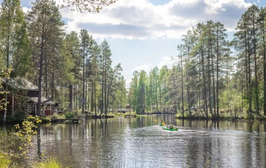 Kayaks by the Malmi Cottage shoreline - You can rent kayaks, canoes and SUP boards from Ruukin Tupa in the village of Jyrkkä, Sonkajärvi, North Savo.