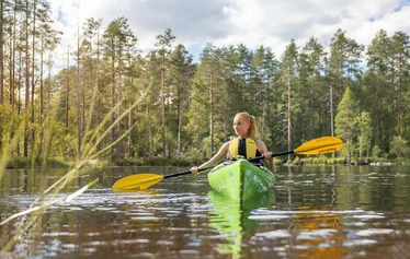 Kayaks by the Malmi Cottage shoreline - You can rent kayaks, canoes and SUP boards from Ruukin Tupa in the village of Jyrkkä, Sonkajärvi, North Savo.