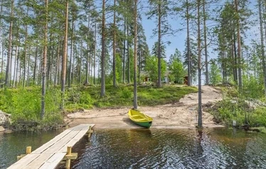 Olohuone ja keittiö. - Sonkajärvellä Jyrkän kylässä sijaitsevalla Malmi mökillä olohuone ja keittiö ovat yhtenäistä, avointa ja valoisaa tilaa.