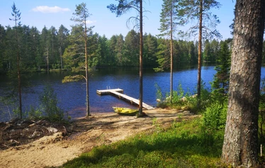 Olohuone ja keittiö. - Sonkajärvellä Jyrkän kylässä sijaitsevalla Malmi mökillä olohuone ja keittiö ovat yhtenäistä, avointa ja valoisaa tilaa.