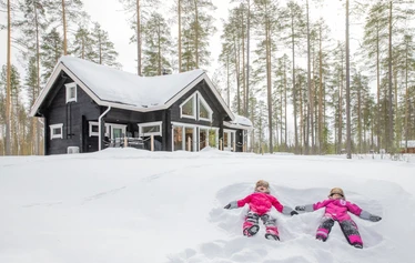 Hiili kuvattuna rannasta päin. - Sonkajärven Jyrkän kylällä sijaitsevalla Hiili-loma-asunnolla on iso piha ja terassi, jossa pöytäryhmä 8:lle ja kaasugrilli (kesällä) .