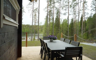 Hiili kuvattuna rannasta päin. - Pohjois-Savossa, Sonkajärven Jyrkän kylällä sijaitsevalla Hiili-loma-asunnolla on iso piha ja terassi, jossa pöytäryhmä 8:lle ja kaasugrilli (kesällä) .