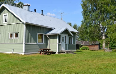 Das Hauptgebäude von Eskelänniemi. - Das Ferienhaus Eskelänniemi im Dorf Jyrkkä in Sonkajärvi, Nord-Savo, hat einen großen grasbewachsenen Hof.