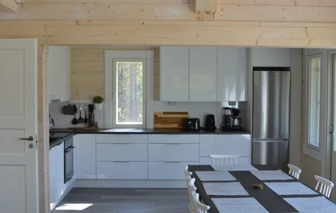 Miilu Ferienhaus vom See aus gesehen - Das Miilu Ferienhaus in Jyrkkä, Sonkajärvi, Nord-Savo, verfügt über eine großzügige Terrasse mit Sitzgruppe für acht Personen, einen Gasgrill und einen grasbewachsenen Hinterhof.