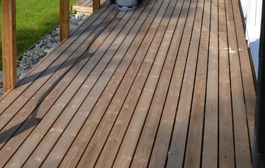 Miilu Ferienhaus vom See aus gesehen - Das Miilu Ferienhaus in Jyrkkä, Sonkajärvi, Nord-Savo, verfügt über eine großzügige Terrasse mit Sitzgruppe für acht Personen, einen Gasgrill und einen grasbewachsenen Hinterhof.