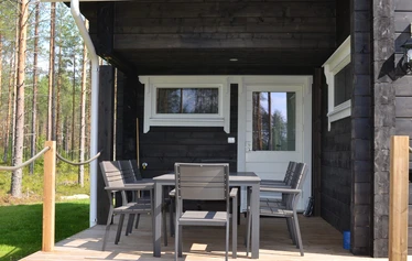 Miilu Ferienhaus vom See aus gesehen - Das Miilu Ferienhaus in Jyrkkä, Sonkajärvi, Nord-Savo, verfügt über eine großzügige Terrasse mit Sitzgruppe für acht Personen, einen Gasgrill und einen grasbewachsenen Hinterhof.