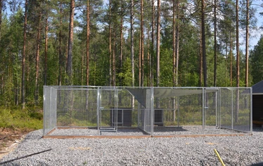 Miilu kuvattuna rannasta päin. - Pohjois-Savossa, Sonkajärven Jyrkän kylällä sijaitsevan Miilu mökin iso terassi, jossa pöytäryhmä 8:lle, kaasugrilli (kesällä) ja  nurmikkoinen takapiha.