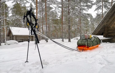 Sandrian villi luonto vuokraa vaellusahkioita Eurajoen Kuivalahdella, Satakunnan sydämessä.